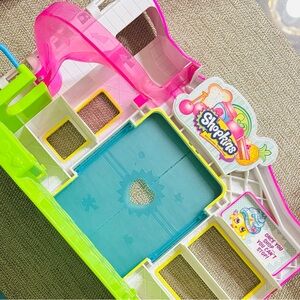 Gently used, SHOPKINS SMALL MART 🛒